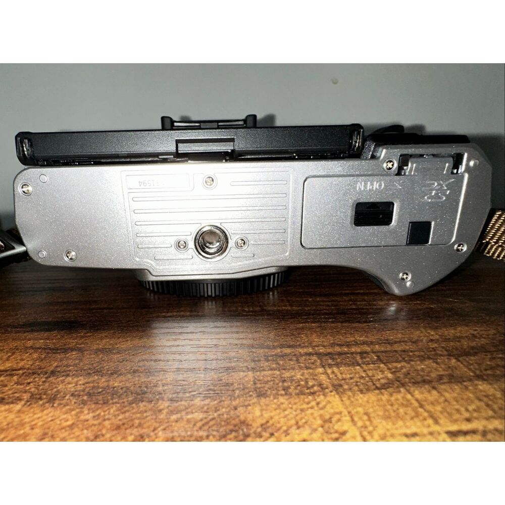 Olympus E-M10 Mark IV Silver Micro Four Thirds System Camera 20MP Sensor 5-Axis - Picture 7 of 9